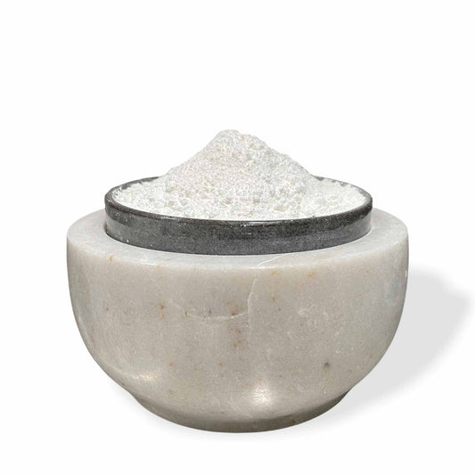 Resealable bucket of white zinc oxide BP powder