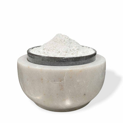 Resealable bucket of white zinc oxide BP powder